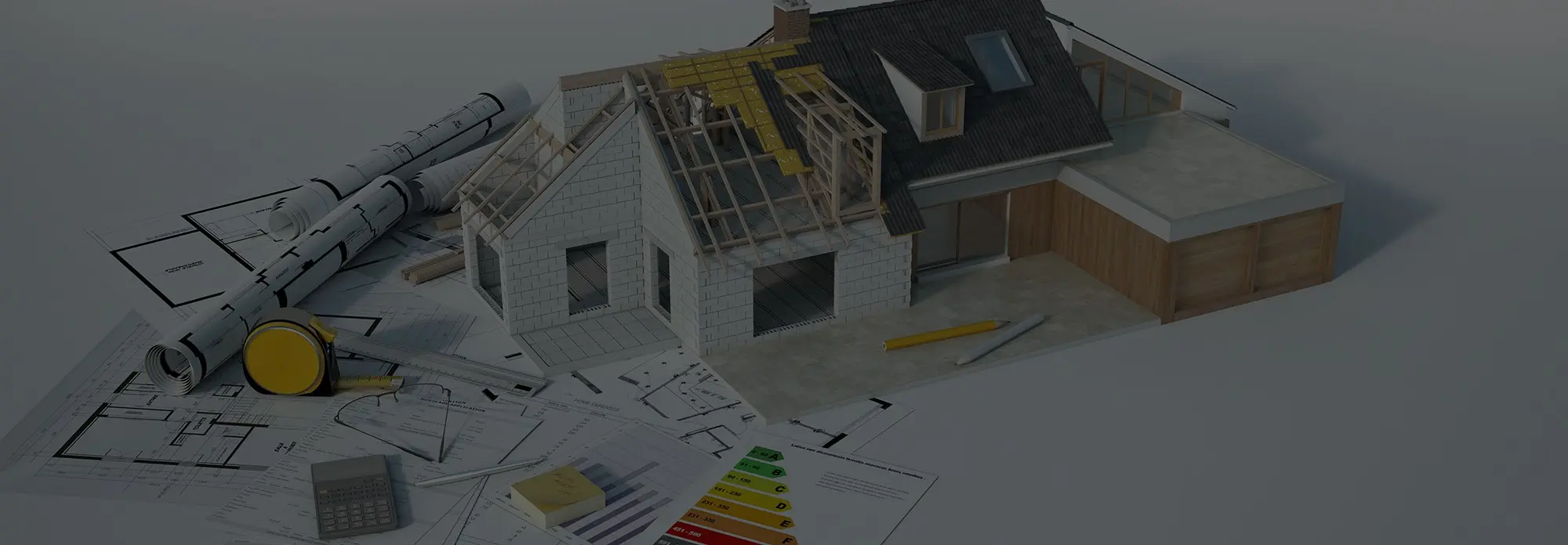 3D-Modell eines im Bau befindlichen Hauses auf Bauplänen, umgeben von Maßband, Taschenrechner und Energieausweis — Symbolbild für die energetische Baubegleitung