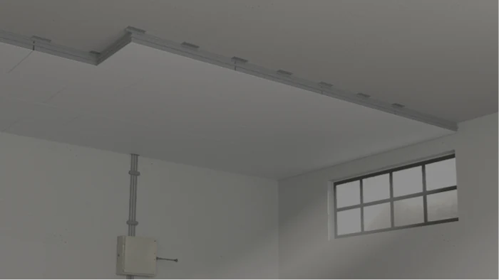 Sauber montierte Dämmplatten an einer grauen Beton-Kellerdecke in einer minimalistischen Untergeschoss-Ansicht