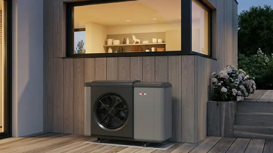 Fotorealistische Außenansicht einer modernen Wärmepumpe auf einem gepflasterten Hausvorplatz eines modernen Gebäudes