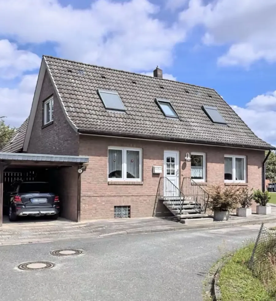 EIngangsseite eines EInfamilienhauses mit Garage in Lauenburg