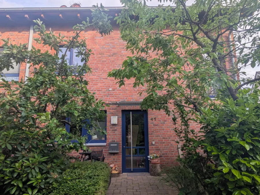 Nordseite mit Eingang eines Einfamilienhauses in Münster