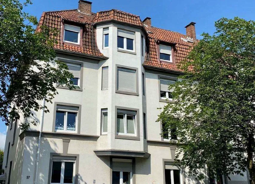 West-Fassade eines Mehrfamilienhauses mit Mansarddach in Bielefeld